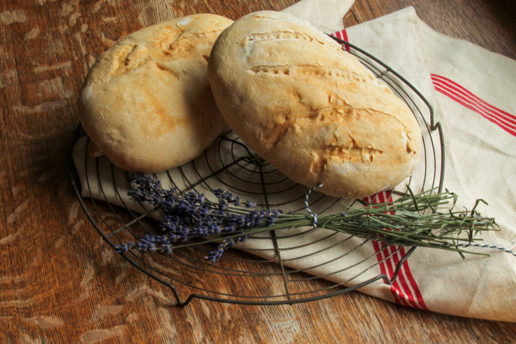 Zelfgebakken brood op een broodrooster met lavendel. Gemaakt van een basisrecept brooddeeg