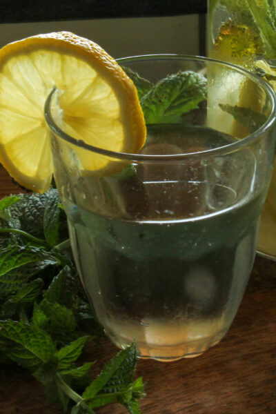 glas water met citroen en munt